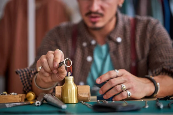 Gioielliere è impegnata nella saldatura anelli di gioielli — Foto Stock