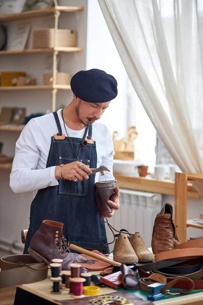 Un cordonnier homme caucasien adulte fait des chaussures en cuir — Photo