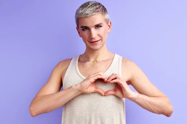 Junger Mann Modell machen Liebe, zeigen Herz aus Händen vor der Kamera — Stockfoto