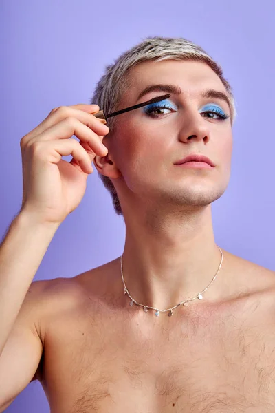코카서스 게이 남성은 여자처럼 되는 것을 즐긴다 — 스톡 사진