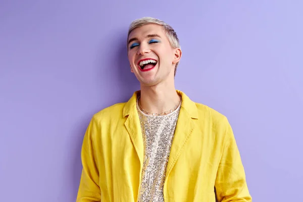 Positiv transvestit i färgglada ljusa slitage leende, isolerad — Stockfoto