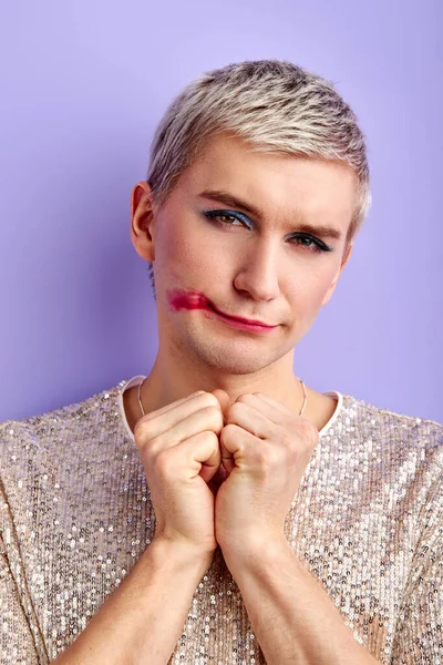 Schattig amerikaans gay met smeared lipstick op het gezicht — Stockfoto