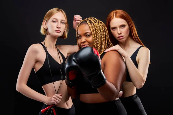 Sportief zelfverzekerd diverse vrouwen actief in de sport — Stockfoto