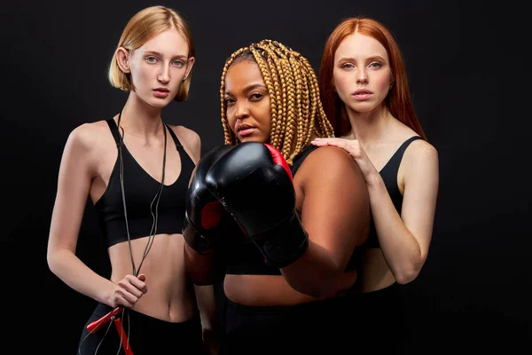 Forte puissante confiante femmes diversifiées engagées dans le sport — Photo