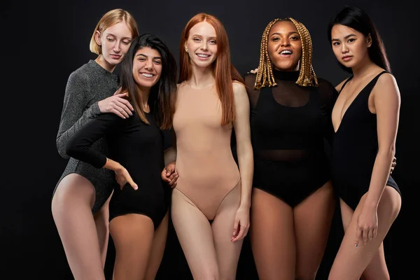 Fiatal nők nemzetközi csoportja, akik élvezik testméretüket és típusukat — Stock Fotó