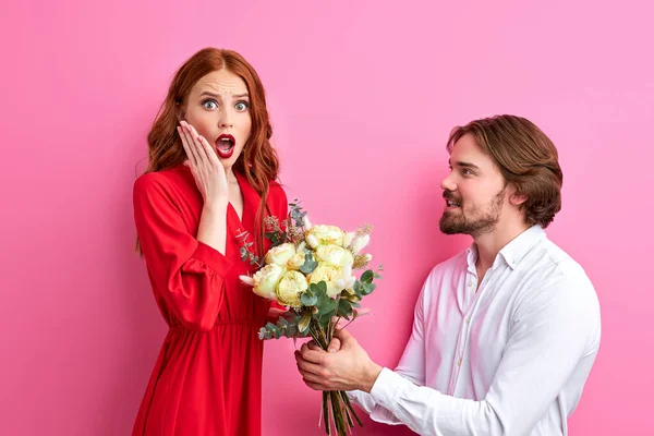 Ung stilig man med bukett blommor har dejt med sin flickvän — Stockfoto