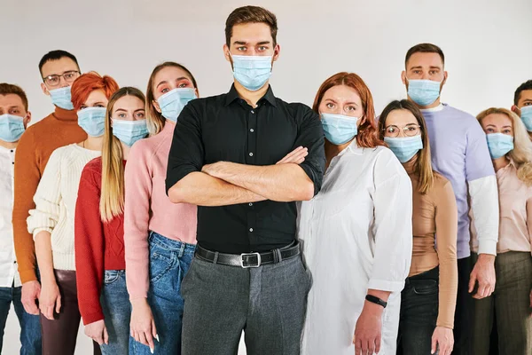 Retrato del grupo de personas con máscaras protectoras de infecciones por Coronavirus, Covid-19 — Foto de Stock
