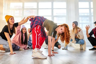 Genç modern bayan dansçı hip-hop hareketleri yapıyor.