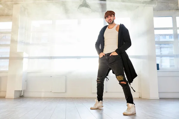 Stilig kille hip-hop dansare i svart casual wear utför dans i studio ensam — Stockfoto