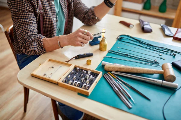 Maestro de la joyería profesional está trabajando para crear joyas — Foto de Stock