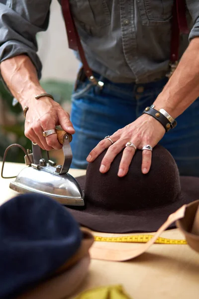 Homme designer chapeau de repassage dans l'atelier — Photo