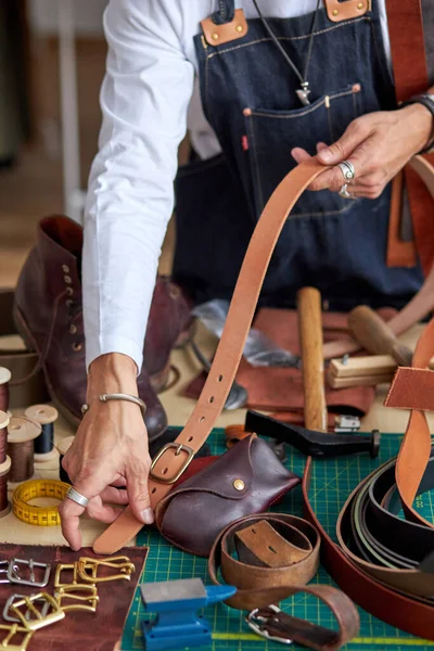 Artisan habile en tablier travaillant avec le cuir à l'atelier — Photo