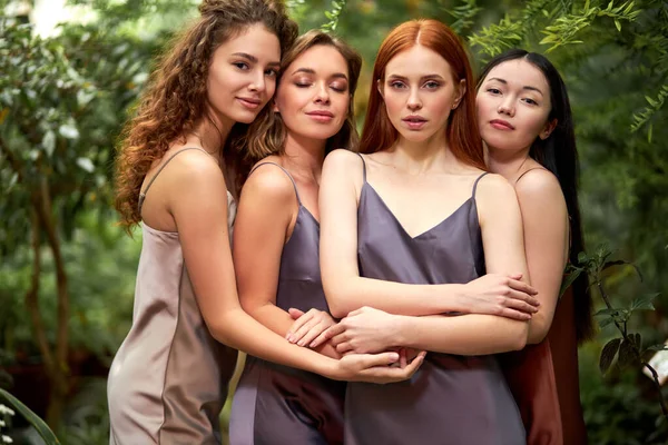 Portrait de jeunes femmes magnifiques en robe de soie posant à la caméra — Photo