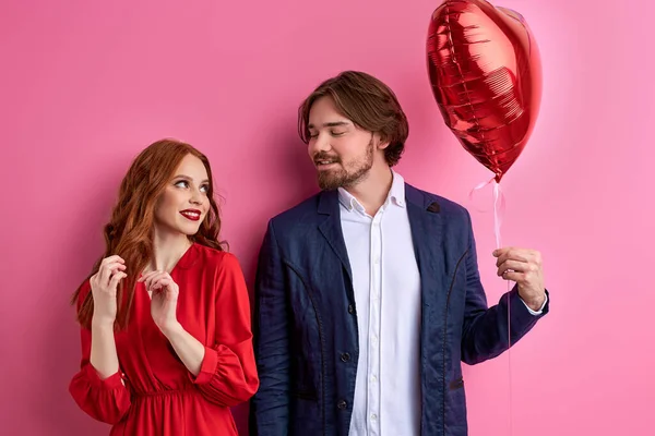 Красивая пара празднуя День Святого Валентина, человек с красным воздушным шаром — стоковое фото