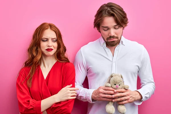 Redhead adult woman does not like an infantile man — Stock Photo, Image
