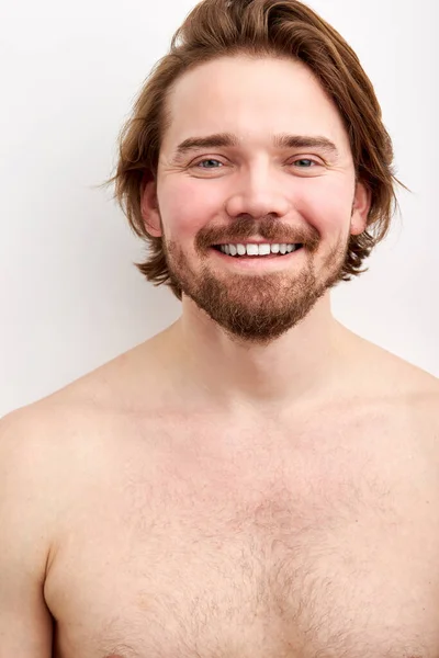 Θετική shirtless άνθρωπος έχει τρίχες κοιτάζοντας την κάμερα — Φωτογραφία Αρχείου