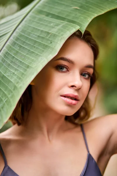 Belle dame insouciante avec beauté naturelle posant dans la forêt tropicale — Photo