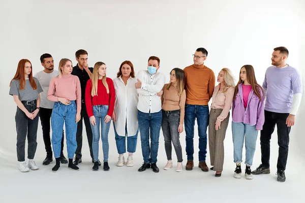 Zieke man voelt zich beperkt en ongemakkelijk bij gezonde mensen, bang om iemand te infecteren — Stockfoto