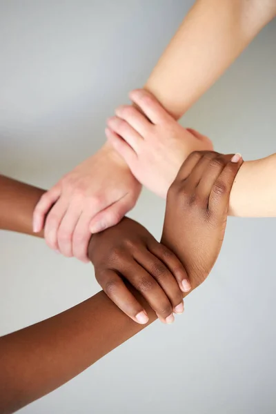 Mãos humanas inter-raciais mantendo correntes de amizade e amor — Fotografia de Stock