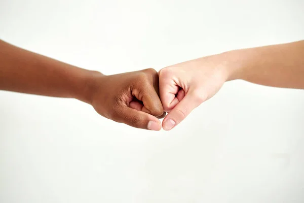 Κοντινή φωτογραφία διαφορετικών χεριών, φιλίας και σεβασμού, έννοια ρατσισμού — Φωτογραφία Αρχείου