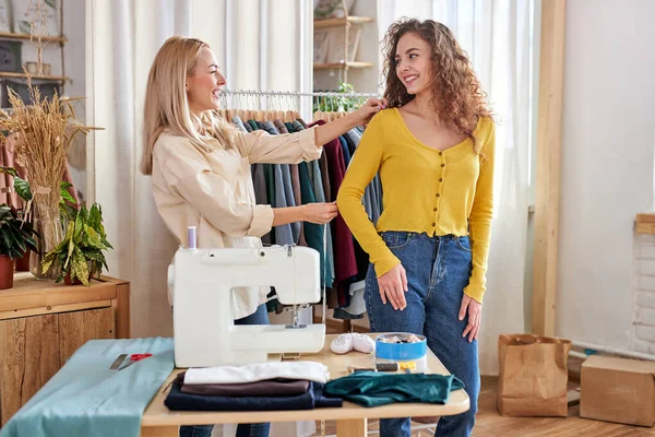 Proceso de medición de precisión de la ropa de medición en el cliente femenino —  Fotos de Stock