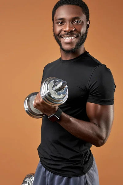 Retrato de atleta sorridente masculino desfrutando de exercícios com halteres — Fotografia de Stock