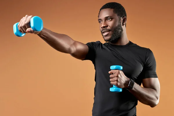Retrato de treinamento boxeador afro-americano confiante, exercitando-se com pesos nas mãos — Fotografia de Stock