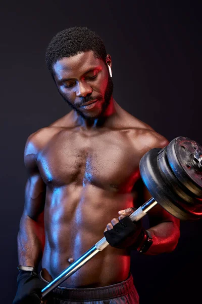 Africano atlético joven levantando pesas —  Fotos de Stock