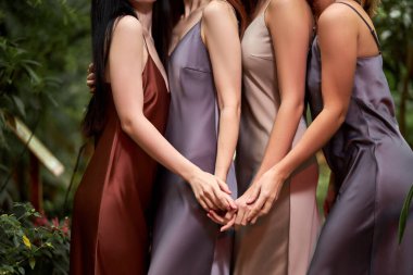 Birbirlerine ve doğaya karşı saygılı tavırları olan bir grup kadın birbirine dokunuyor.