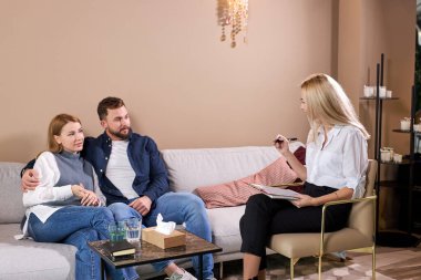 Biz güçlüyüz. Evli çift, doktor psikologlarına danışırken birbirlerine yakın otururlar.