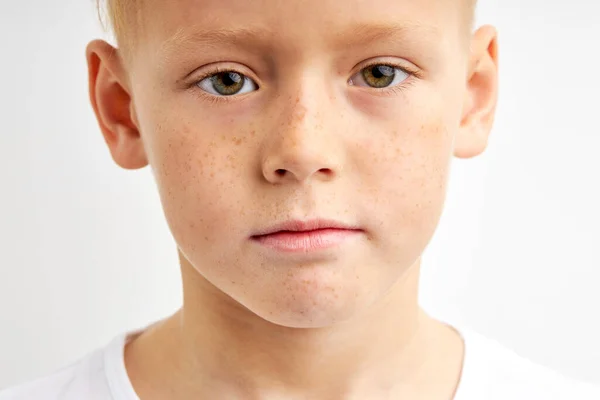 Nahaufnahme Porträt des blonden kaukasischen sommersprossigen Teenagers mit schüchternem, fleißigem Blick — Stockfoto