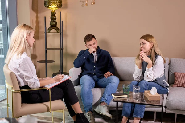 Pareja caucásica hablando con el consejero matrimonial antes de romper, consultando a un experto en relaciones familiares, en oficina —  Fotos de Stock