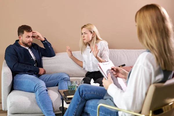 Genervte Frau äußert bei Therapiesitzung Unzufriedenheit mit dem Verhalten ihres Mannes — Stockfoto