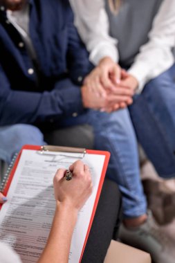 Bana sorununu anlat. Kadın psikolog, çiftleri dinliyor ve not alıyor.