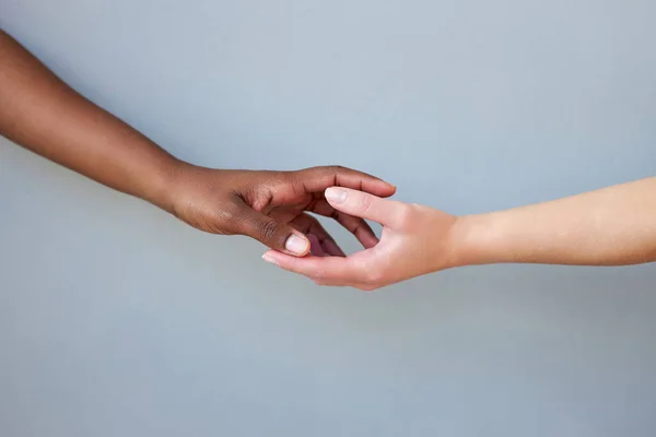 Mãos femininas pretas e brancas tocando umas nas outras. Símbolo de reconciliação e parar o racismo — Fotografia de Stock