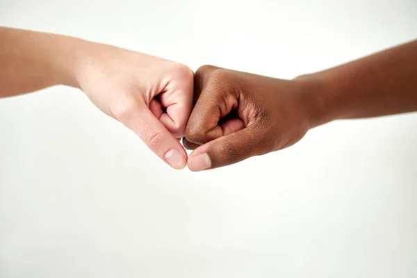 Primer plano de diversas manos femeninas que se mantienen juntas aisladas sobre fondo blanco — Foto de Stock