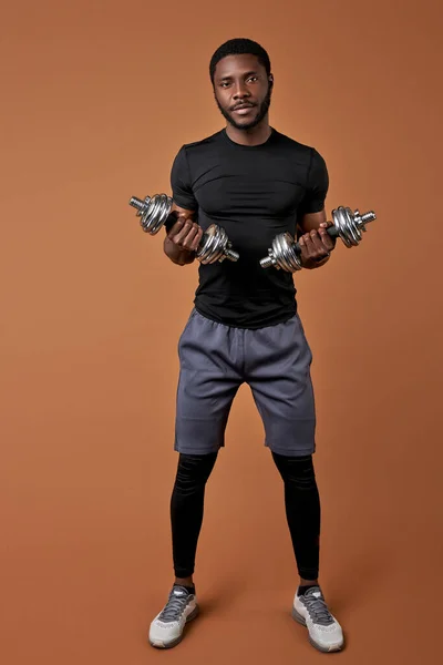 Jóképű izmos afro férfi testépítő emelő súlyzók — Stock Fotó