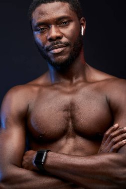 Güç. Kaslı Afro-Amerikalı adam çıplak poz verirken çıplak gövde gösteriyor.