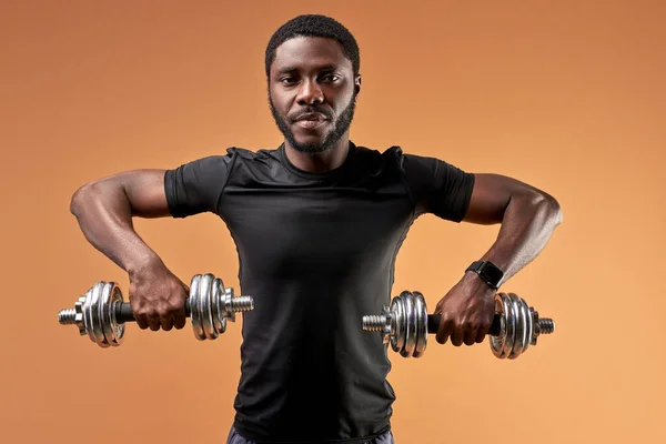 Afričan fitness chlap sportovec dělá cvičení s činkami. sportovní motivace cvičení — Stock fotografie