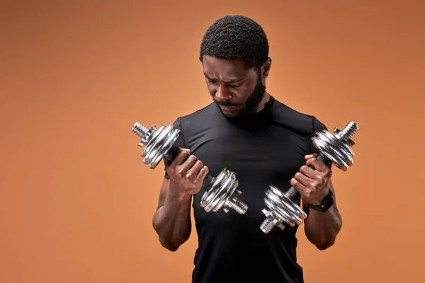 Fuerte guapo negro deporte hombre haciendo levantamiento de pesas y el ejercicio de los bíceps — Foto de Stock