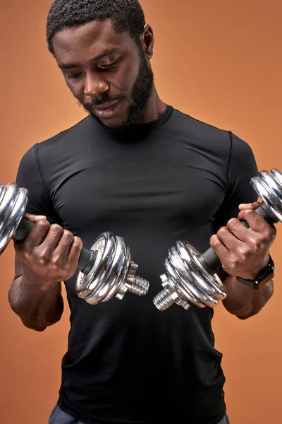 Fuerte guapo negro deporte hombre haciendo levantamiento de pesas y el ejercicio de los bíceps — Foto de Stock