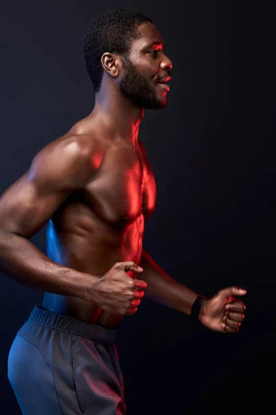 Vista lateral en fuerte atleta masculino corriendo — Foto de Stock