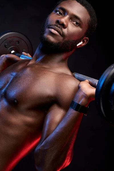 Shirtless fuerte negro deportista bombeo brazo músculos bíceps con pesos —  Fotos de Stock