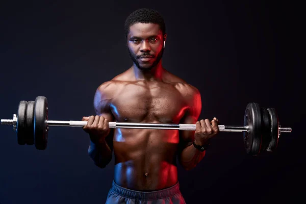 Africano atlético joven levantando pesas —  Fotos de Stock