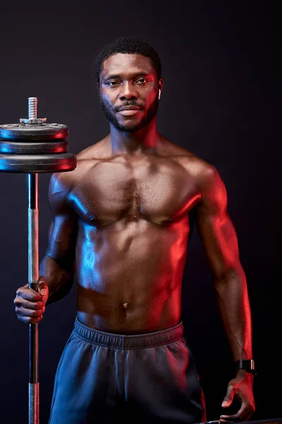 Retrato de deportista culturista con cuerpo muscular perfecto posando —  Fotos de Stock