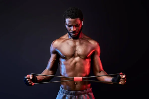Afro americano musculoso hombre entrenamiento con deporte equipo —  Fotos de Stock