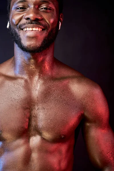 Primer plano retrato de feliz africano sudoroso deportista en auriculares — Foto de Stock