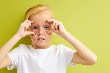 Komik beyaz çocuk, sabahları gözlerini açmaya çalış.