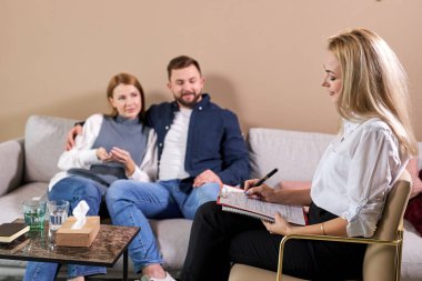 Çift terapisi. Hoş, beyaz bir çift profesyonel psikologu ziyaret ediyor ve psikolojik seans yapıyorlar.