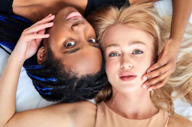 Birbirine dokunan iki hayalperest kadının üst görüntüsü